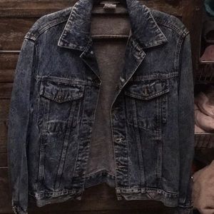 Vintage guess jean jacket! Excellent condition.